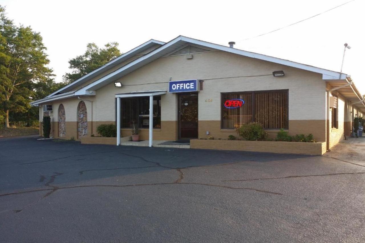 Loyalty Inn Rockingham Exterior photo