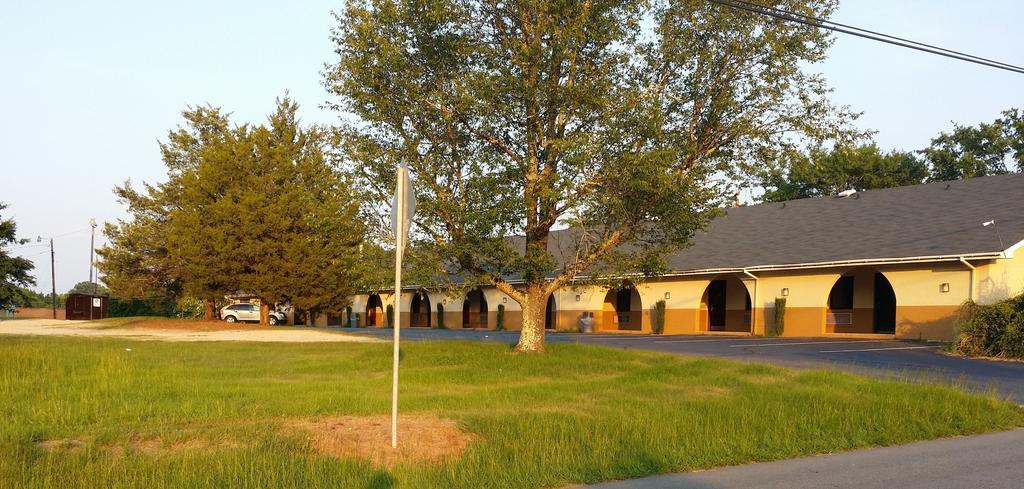 Loyalty Inn Rockingham Exterior photo