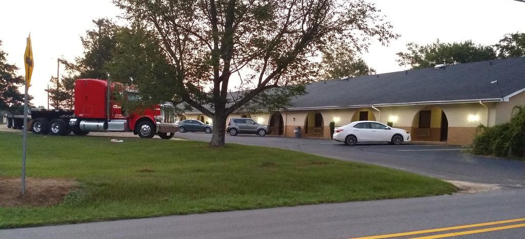 Loyalty Inn Rockingham Exterior photo