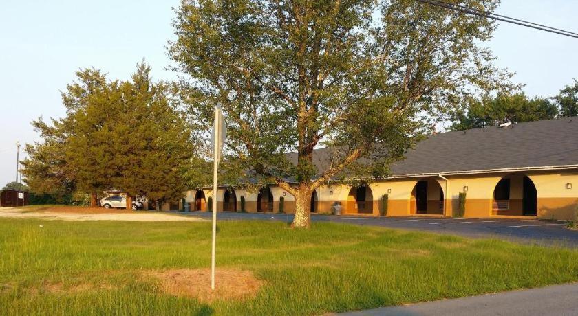 Loyalty Inn Rockingham Exterior photo